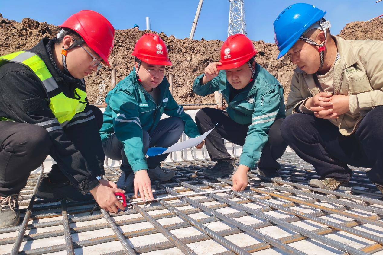 “五一不”停工 奋战电网工程现场